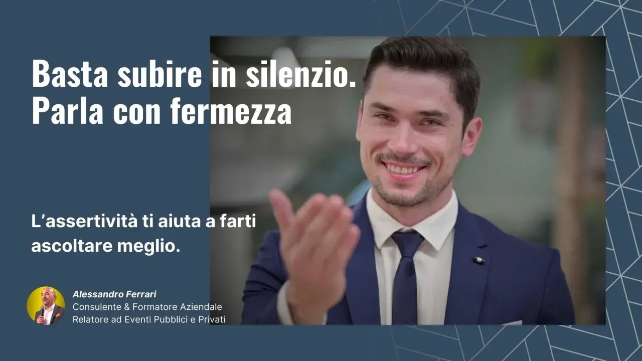 Uomo sorridente in giacca e cravatta, con testo "Basta subire in silenzio. Parla con fermezza. L'assertività ti aiuta a farti ascoltare meglio." Il suo assertivo significato è comunicare con sicurezza.