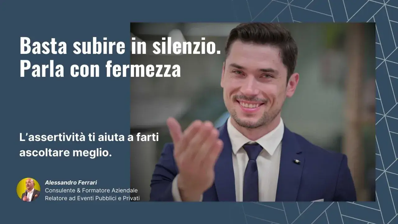 Uomo sorridente in giacca e cravatta, con testo "Basta subire in silenzio. Parla con fermezza. L'assertività ti aiuta a farti ascoltare meglio." Il suo assertivo significato è comunicare con sicurezza.