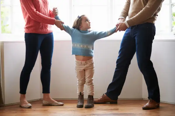 Bambina contesa tra madre e padre, un'immagine che evoca l'alienazione parentale, tema trattato anche dalla Cassazione.