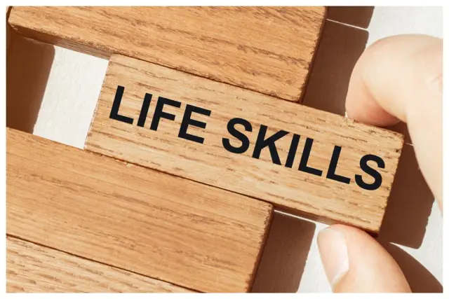 Blocchi di legno con la scritta "LIFE SKILLS". Imparare le 10 life skills è fondamentale per affrontare la vita.