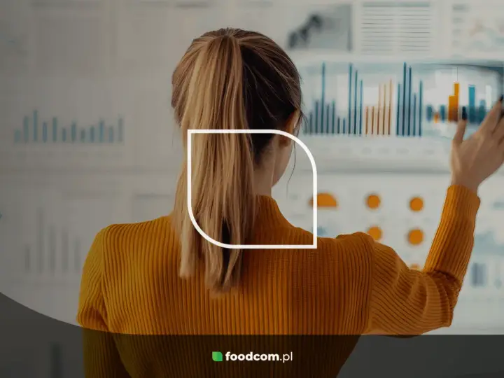 Donna con eccellenti competenze analitiche esamina grafici e dati su un grande schermo interattivo.